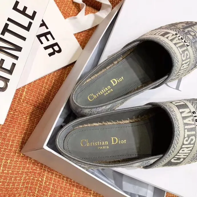 👟👟Ex-factory price 400👟👟 In 2020, new colors are coming simultaneously on the official website of the DIOR fisherman shoe series: original development, original anatomy display, exclusive outsole, you can compare as you like.  [Material] 1⃣️Sole: The only 1:1 exclusive rubber sole on the market 🌸. Fabric original embroidery. Lining: imported sheepskin, delicate and soft. [Size] 35-40.